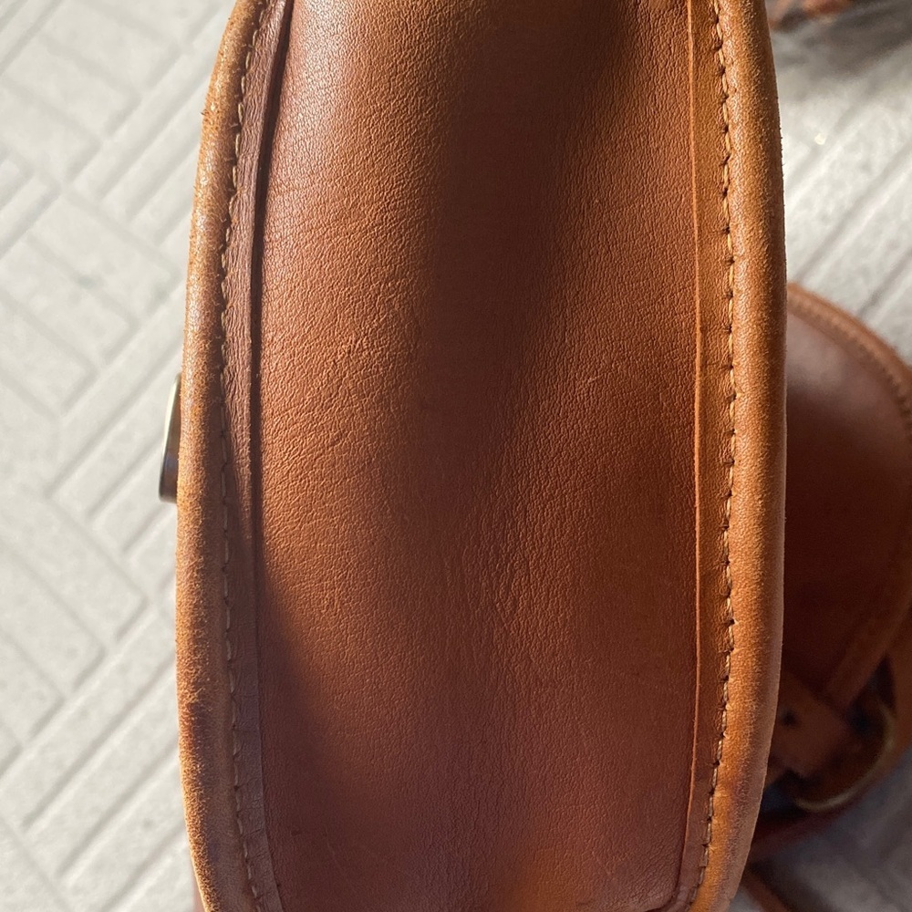Elegant Robert Cheau Tan Leather Crossbody Bag - Picture 10 of 10